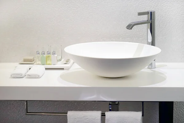 Modern Tasarımlı Banyo Lavabo Banyo Lavabo Musluk — Stok fotoğraf