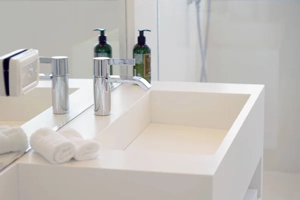Badezimmer Waschbecken Mit Modernem Design Badezimmer Mit Waschbecken Und Wasserhahn — Stockfoto