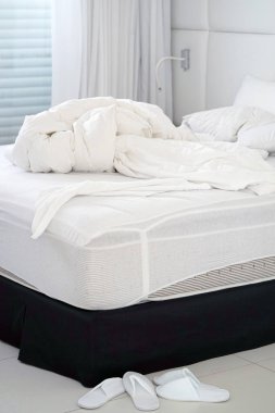 Otel buruşuk yatakta. Tamamlanmamış veya dağınık yatak komik gece, yeni evli çiftin seks sonra Close-up. Kirli Yataklı Oda süslemeleri. Nevresim, çarşaf ve yastık berbat kullanılan.