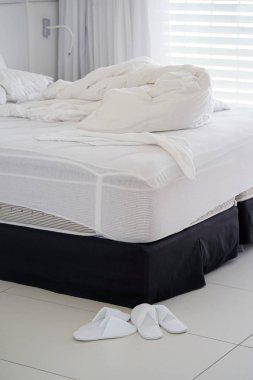 Otel buruşuk yatakta. Tamamlanmamış veya dağınık yatak komik gece, yeni evli çiftin seks sonra Close-up. Kirli Yataklı Oda süslemeleri. Nevresim, çarşaf ve yastık berbat kullanılan.