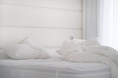 Otel buruşuk yatakta. Tamamlanmamış veya dağınık yatak komik gece, yeni evli çiftin seks sonra Close-up. Kirli Yataklı Oda süslemeleri. Nevresim, çarşaf ve yastık berbat kullanılan.