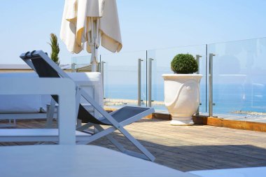 Bir büyük otel balkon, Villa iç. Beyaz divans güzel balkon. Bir büyük balkon balkon beyaz iç kavramı. Sabah ufuk deniz, okyanus beyaz renk görünümü.