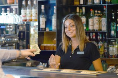 Garson kız otelin barında istemciden bir ipucu almak reddediyor. Sinirli bir kızdır. Kız üzgün ve istemcinin edepsizlik tarafından çileden. Duygular. Hizmet kavramı.