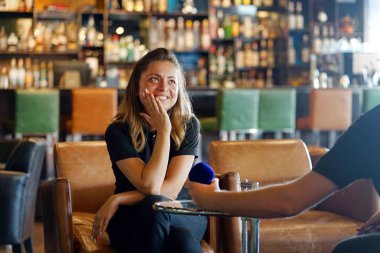 Genç adam evlenmek, nişan yüzük kutusu garson kız arkadaşına evlenme teklif. Tereddüt, şüphe, isteksiz, düşünme sahip Bayan. Adam kız arkadaşına bir nişan yüzüğü verirken bir teklif yapma