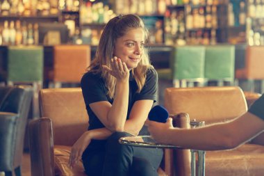 Garson kız arkadaşına evlenme teklif genç adam. Tereddüt, şüphe, isteksiz, düşünme sahip Bayan. Adam kız arkadaşına bir nişan yüzüğü verirken bir teklif yapma. Tonlama