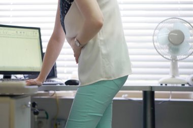 Yakın çekim ofis çalışanı kadın acı mide ağrısı sahip. Kronik gastrit. Beden ve sağlık kavramı.