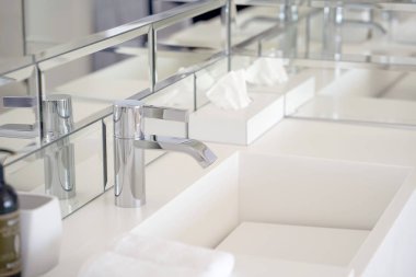 Modern tasarımlı banyo iç lavabo. Banyo lavabo ve musluk iç