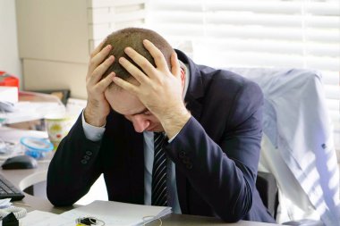 Bir ofis çalışanı close-up. Stres bir bilgisayar önünde bir adam. Zayıf ekonomi kavramı. Yüz ifadesi, duygu