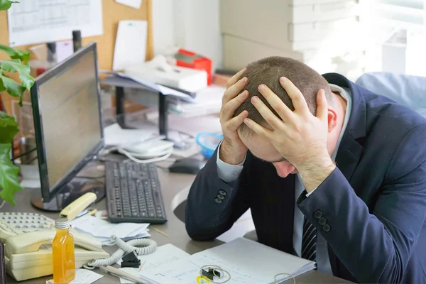 Gros Plan Employé Bureau Hommes Souffrant Maux Tête Assis Devant — Photo