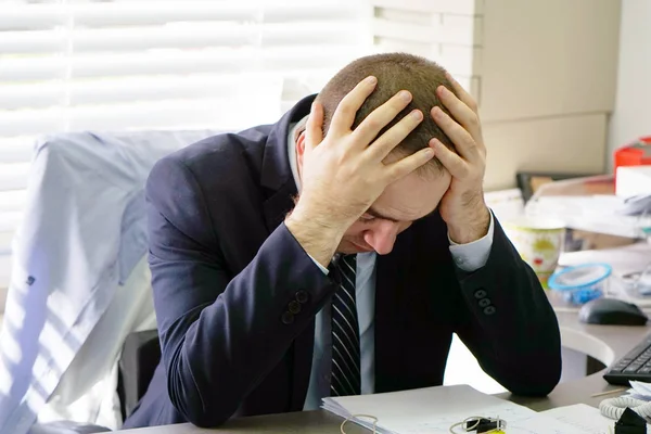Крупный Офисный Работник Мужчины Страдают Головной Боли Сидя Перед Компьютером — стоковое фото