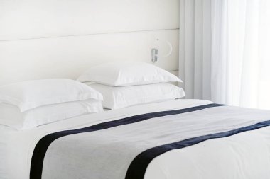 Otelin içinde modern yatak odası var..