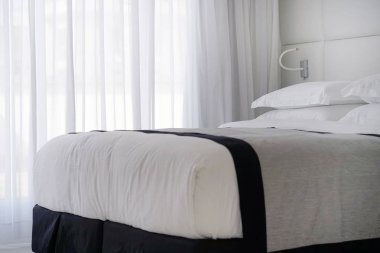 Otelin içinde modern yatak odası var..