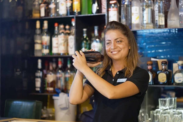 Barista Professionista Ragazza Che Tiene Mano Uno Shaker Con Delizioso — Foto Stock