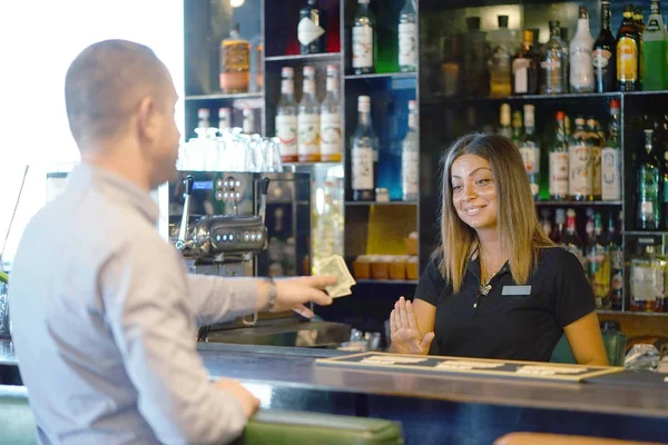 Garson kız otelin barında istemciden bir ipucu almak reddediyor. Sinirli bir kızdır. Kız üzgün ve istemcinin edepsizlik tarafından çileden. Duygular. Hizmet kavramı.