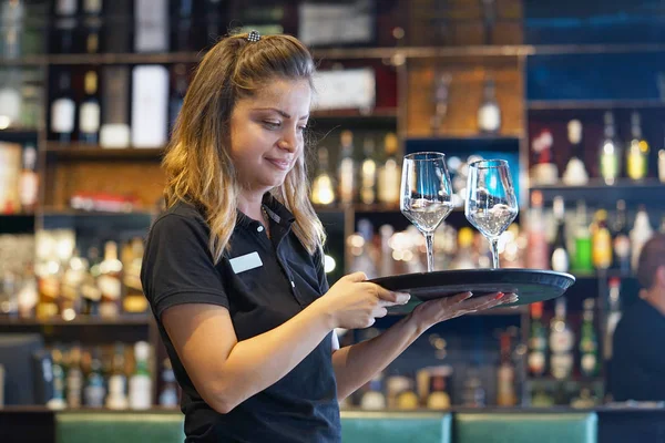 Una Barista Porta Bicchiere Vino Vassoio Cliente Del Bar Dell — Foto Stock