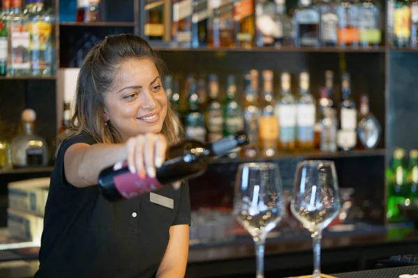 Una Barman Girl Hotel Piedi Sorridente Versa Vino Rosso Bicchiere — Foto Stock