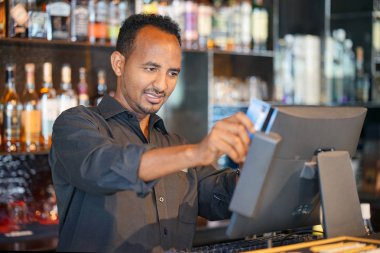 Barmen çalışanın kasa tarafından yeni bir düzenin kayıt erkek. Barmen sipariş kredi kartı ile ödeme yapar. Hizmet anlayışı