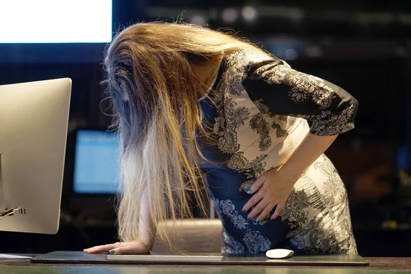 Yakın Çekim Ofis Çalışanı Kadın Acı Mide Ağrısı Sahip Kronik — Stok fotoğraf