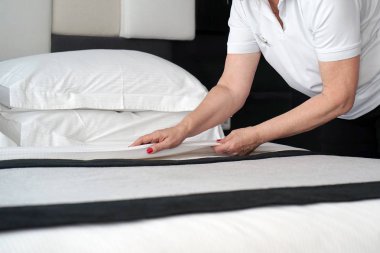 otel odasında yatak yapma hizmetçi.