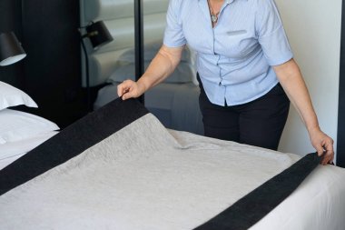otel odasında yatak yapma hizmetçi.