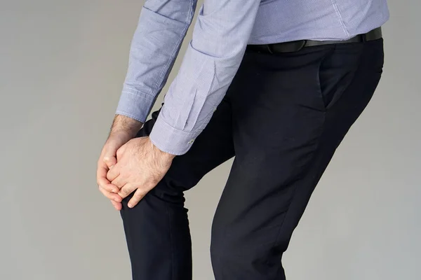 Dolor Rodilla Close Businessman Leg Painful Kneeson Sobre Fondo Gris —  Fotos de Stock