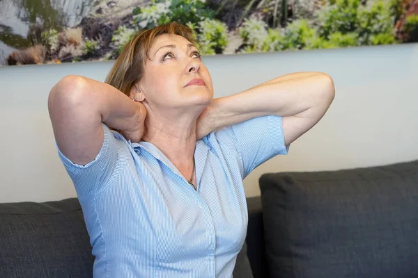 Yalnız bir yaşlı kadın, depresyona girmiş ve kişisel hayatında sorunları ayrılmış. Yalnızlık ve sevgi kaybı kavramı.