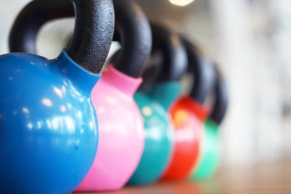 Bunte Kettlebells Einer Turnhalle Hintereinander — Stockfoto