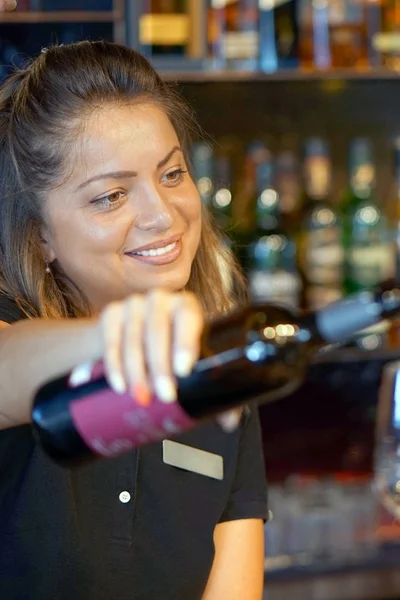 Una Barman Girl Hotel Piedi Sorridente Versa Vino Rosso Bicchiere — Foto Stock