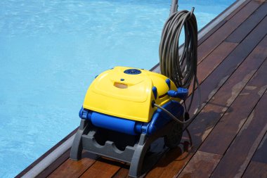Havuz temizleyicisini çalışmaları sırasında. Temizlik robotu havuz dip temizliği için.