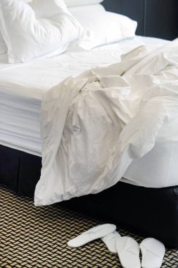 Otel buruşuk yatakta. Tamamlanmamış veya dağınık yatak komik gece, yeni evli çiftin seks sonra Close-up. Kirli Yataklı Oda süslemeleri. Nevresim, çarşaf ve yastık berbat kullanılan.