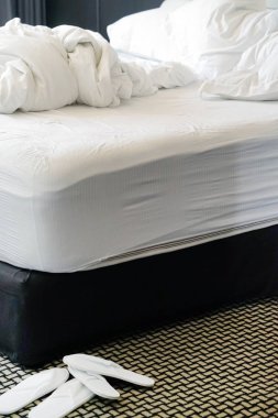 Otel buruşuk yatakta. Tamamlanmamış veya dağınık yatak komik gece, yeni evli çiftin seks sonra Close-up. Kirli Yataklı Oda süslemeleri. Nevresim, çarşaf ve yastık berbat kullanılan.