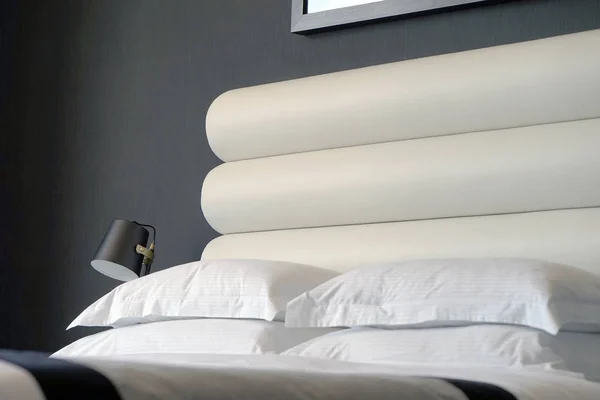 ホテル内のモダンなベッドルームのインテリア — ストック写真