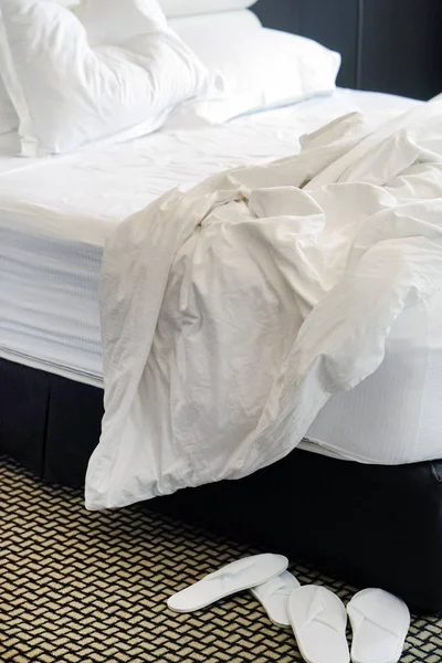 Otel buruşuk yatakta. Tamamlanmamış veya dağınık yatak komik gece, yeni evli çiftin seks sonra Close-up. Kirli Yataklı Oda süslemeleri. Nevresim, çarşaf ve yastık berbat kullanılan.