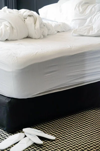Otel buruşuk yatakta. Tamamlanmamış veya dağınık yatak komik gece, yeni evli çiftin seks sonra Close-up. Kirli Yataklı Oda süslemeleri. Nevresim, çarşaf ve yastık berbat kullanılan.