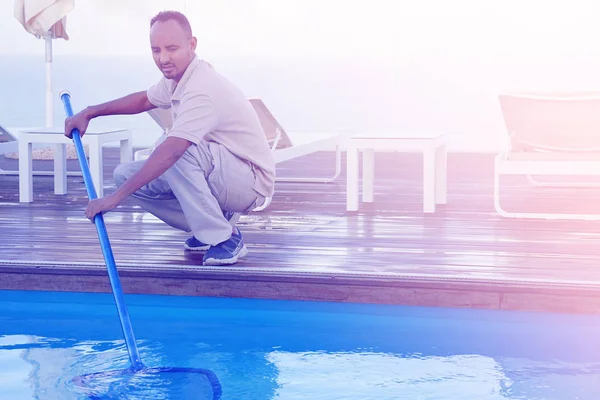 Poolreiniger Während Seiner Arbeit Hotelangestellte Beim Reinigen Des Pools Straffung — Stockfoto
