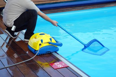 Havuz temizleyicisini çalışmaları sırasında. Temizlik robotu havuz dip temizliği için. Otel personel işçi havuz temizleme.