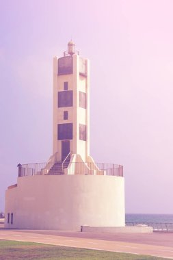 Açık deniz kenarı deniz feneri. Tonlama