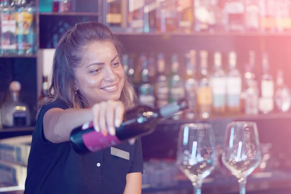 Una Barman Girl Hotel Piedi Sorridente Versa Vino Rosso Bicchiere — Foto Stock