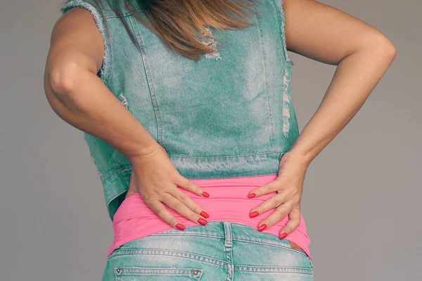 Visão Perto Uma Jovem Mulher Com Dor Nos Rins Isolada — Fotografia de Stock