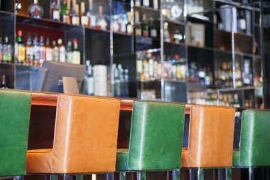 Yan görünüm bir bar otel. Dans kulübü iç. Kimse. Modern ve güzel bir gece kulübü barda. Otelde bir bar ve Restoran İç sayacında Bar.