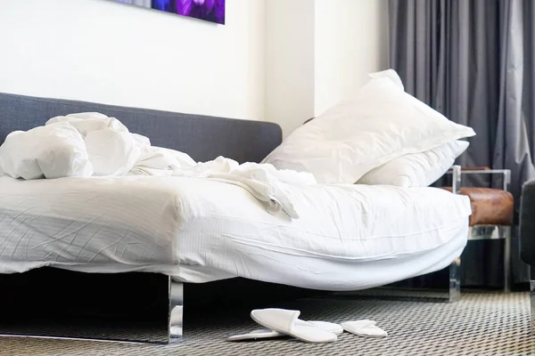 Згорнуте Ліжко Готелі Крупним Планом Незакінчене Або Безладне Ліжко Після — стокове фото