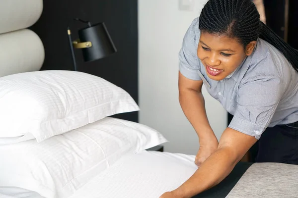 在旅馆房间里做床的女仆 员工女佣铺床 非洲管家制床 — 图库照片