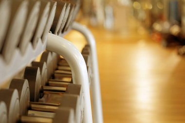 Halter salonunda satırlarının. Tonlama