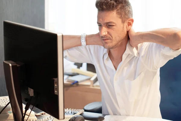 Müder Hals Büroangestellter Leidet Unter Nackenschmerzen Männer Fühlen Sich Müde — Stockfoto