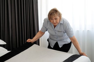 otel odasında yatak yapma hizmetçi.