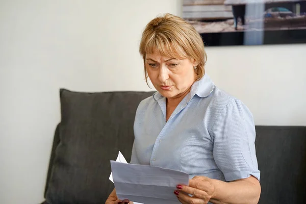 Idosa Notícias Negativas Uma Carta Casa Sofá Uma Mulher Idosa — Fotografia de Stock