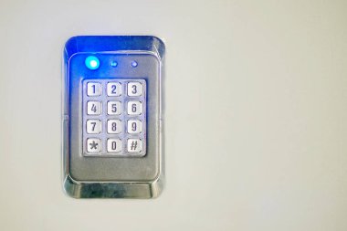 Ev kapısını açmak için klavyede güvenli bir şifre var. Kamu binasında korunan şifre güvenlik tuş takımı sistemi. Kapının kilidini açmak için güvenlik şifresi.