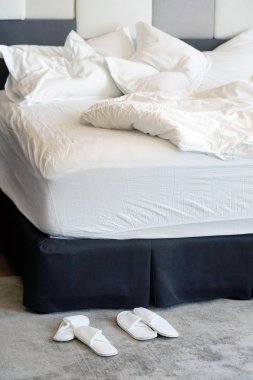 Otel buruşuk yatakta. Tamamlanmamış veya dağınık yatak komik gece, yeni evli çiftin seks sonra Close-up. Kirli Yataklı Oda süslemeleri. Nevresim, çarşaf ve yastık berbat kullanılan.