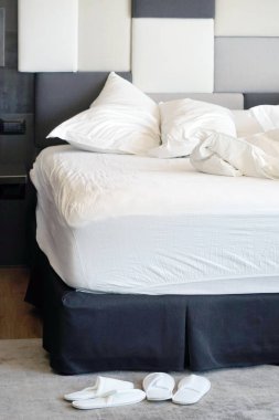 Otel buruşuk yatakta. Tamamlanmamış veya dağınık yatak komik gece, yeni evli çiftin seks sonra Close-up. Kirli Yataklı Oda süslemeleri. Nevresim, çarşaf ve yastık berbat kullanılan.