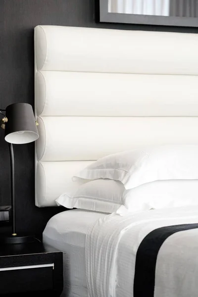 ホテル内のモダンなベッドルームのインテリア — ストック写真